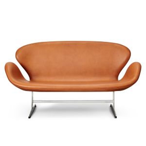 Svanesofaen, eller model 3321, er designet af Arne Jacobsen i 1958 og anses som værende en nytænkende 2-personers sofa grundet dens kurvede former og ingen rette linjer.