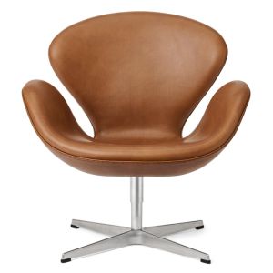 En frontvisning af Fritz Hansen Svanen lænestolen i Elegance Anilin læder. Den skulpturelle form og bløde, anilinfarvede læder skaber en luksuriøs og tidløs æstetik.