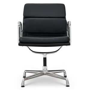 Oplev udsøgt design med Charles Eames EA-208 Softpad stolen i sort læder. Dette ikoniske møbel kombinerer førsteklasses sort læderpolstring og et solidt aluminiumsstel, hvilket skaber den perfekte balance mellem luksus og funktionalitet