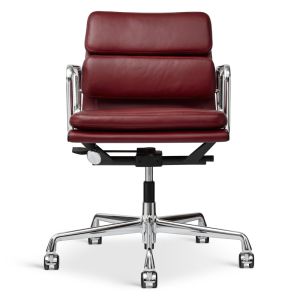 Eames-stol renoveret med elegance i eksklusivt læder fra Sørensen A/S, der kombinerer tidløst design med høj kvalitet og holdbarhed.