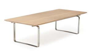Hans J. Wegner: “CH 108”. Sofabord med stel af stål, top af eg. Carl Hansen & Søn